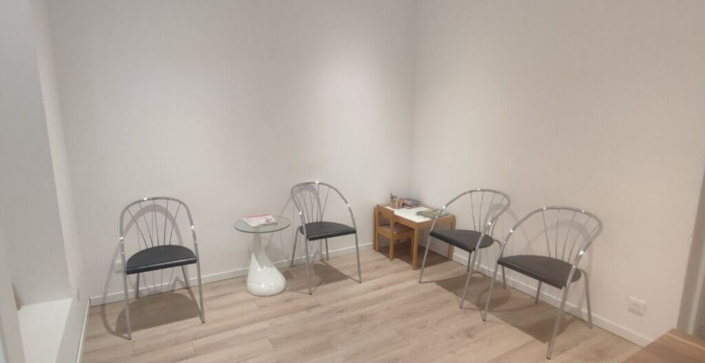 Salle d'attente du cabinet d'hypnothérapie à Ajaccio - Espace commun du centre de consultation