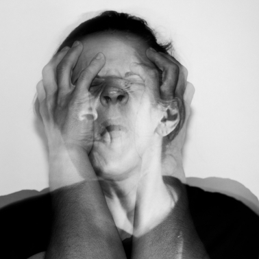 Double exposition visage illustrant la fusion du masque social avec l'identité - Hypnose Ajaccio